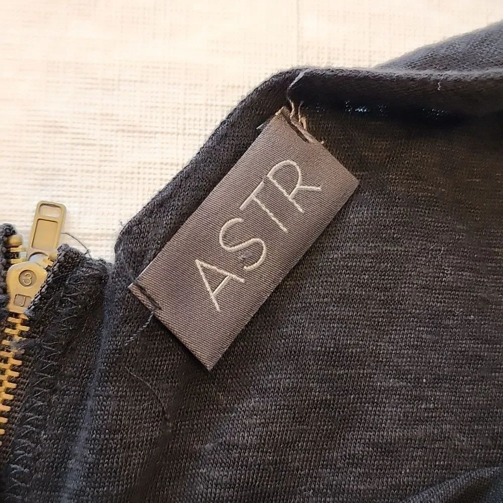ASTR SLEEVELESS BLACK TOP - Picture 2 of 7